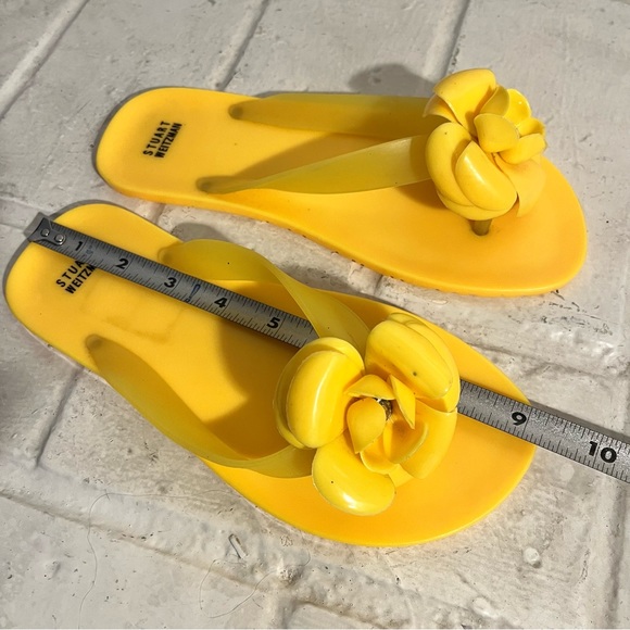 STUART WEITZMAN Girls Youth Kids Size 4 Yellow Flip Flop Slippers - Picture 2 of 9